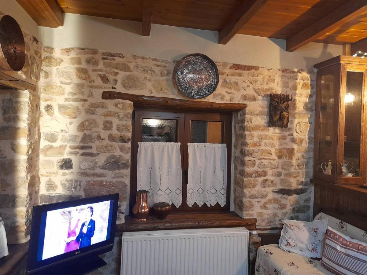 Το Πέτρινο Της Γιαγιάς Μαρίκας Apartment Karpenísion Exterior foto