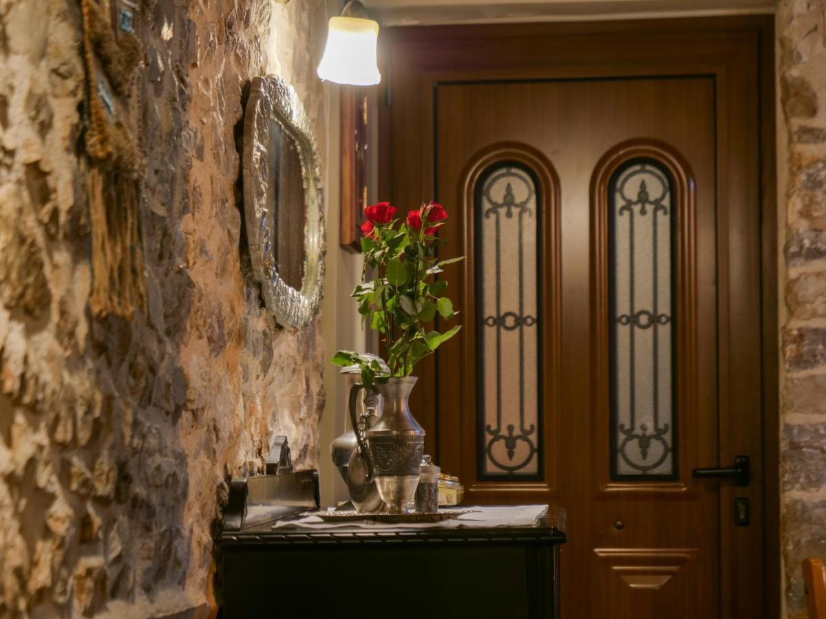 Το Πέτρινο Της Γιαγιάς Μαρίκας Apartment Karpenísion Exterior foto