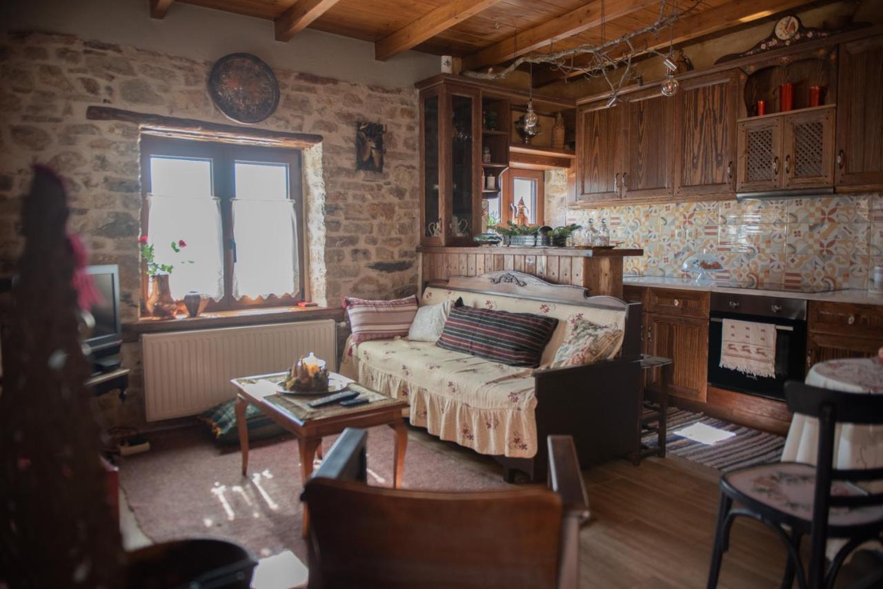 Το Πέτρινο Της Γιαγιάς Μαρίκας Apartment Karpenísion Exterior foto