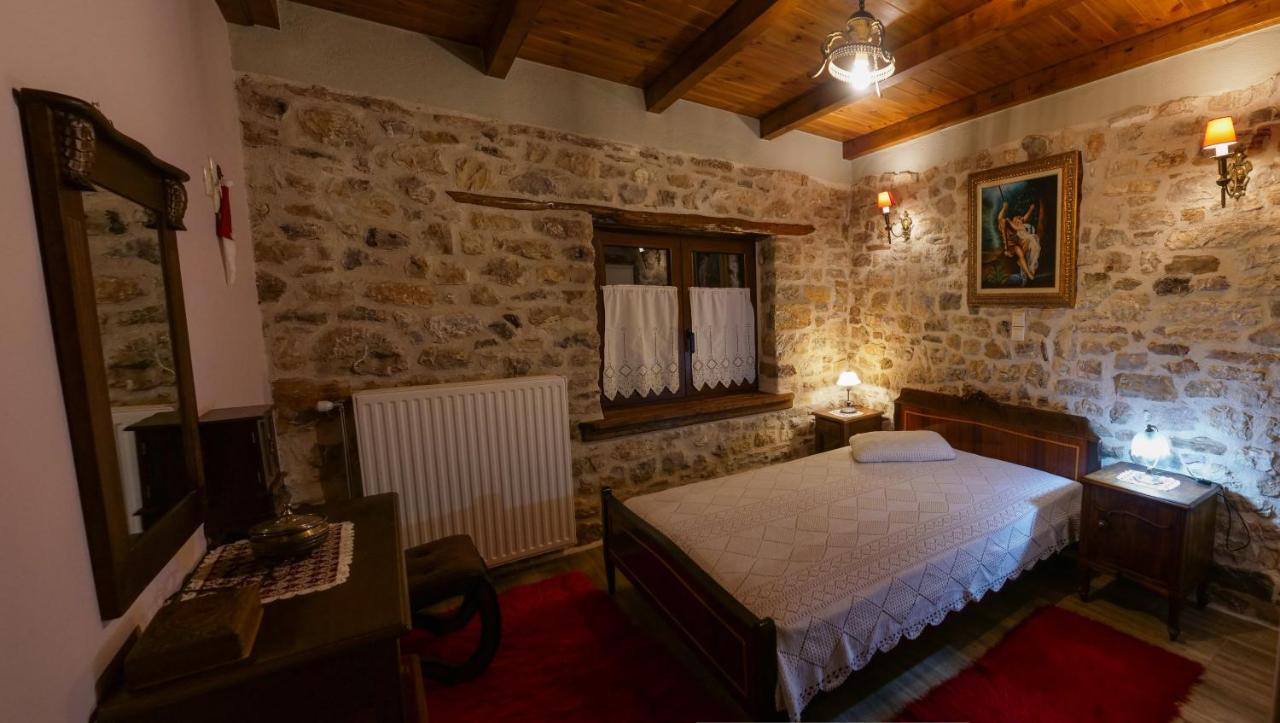 Το Πέτρινο Της Γιαγιάς Μαρίκας Apartment Karpenísion Exterior foto